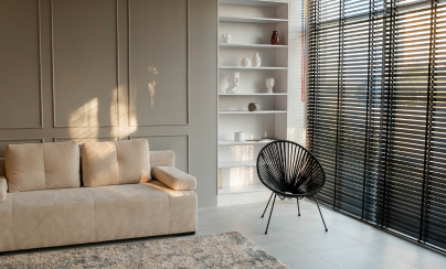 Tapis et stores : les alliés incontournables pour compléter votre décoration murale