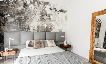 Décoration murale : comment associer papier peint, peinture et accessoires déco ?