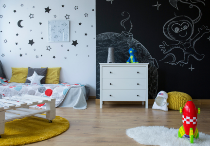Créer une chambre d’enfant ludique avec la peinture et le papier peint