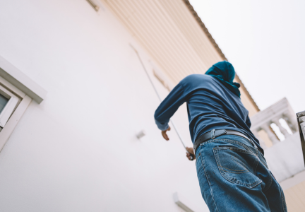 Peindre un mur extérieur pour moderniser sa façade en un week-end